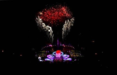 组图：2008年北京奥运会火炬发布仪式 五光十色世纪坛